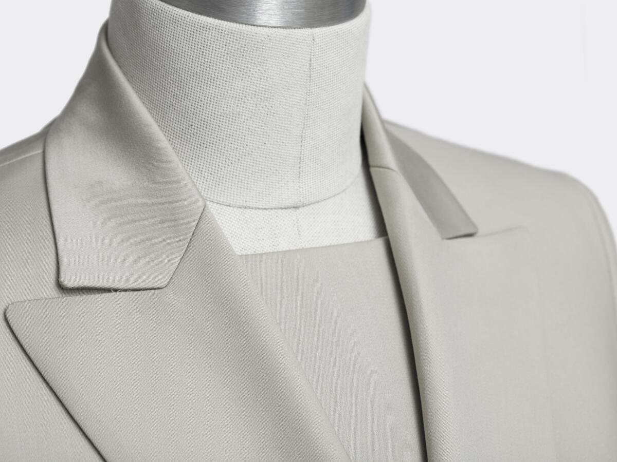 DAMES_SMOKING_CREME_LAPEL_1.jpg