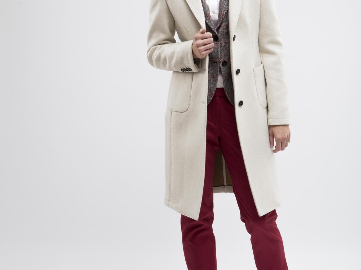 Model_met_Overjas_blazer_en_blouse.jpg